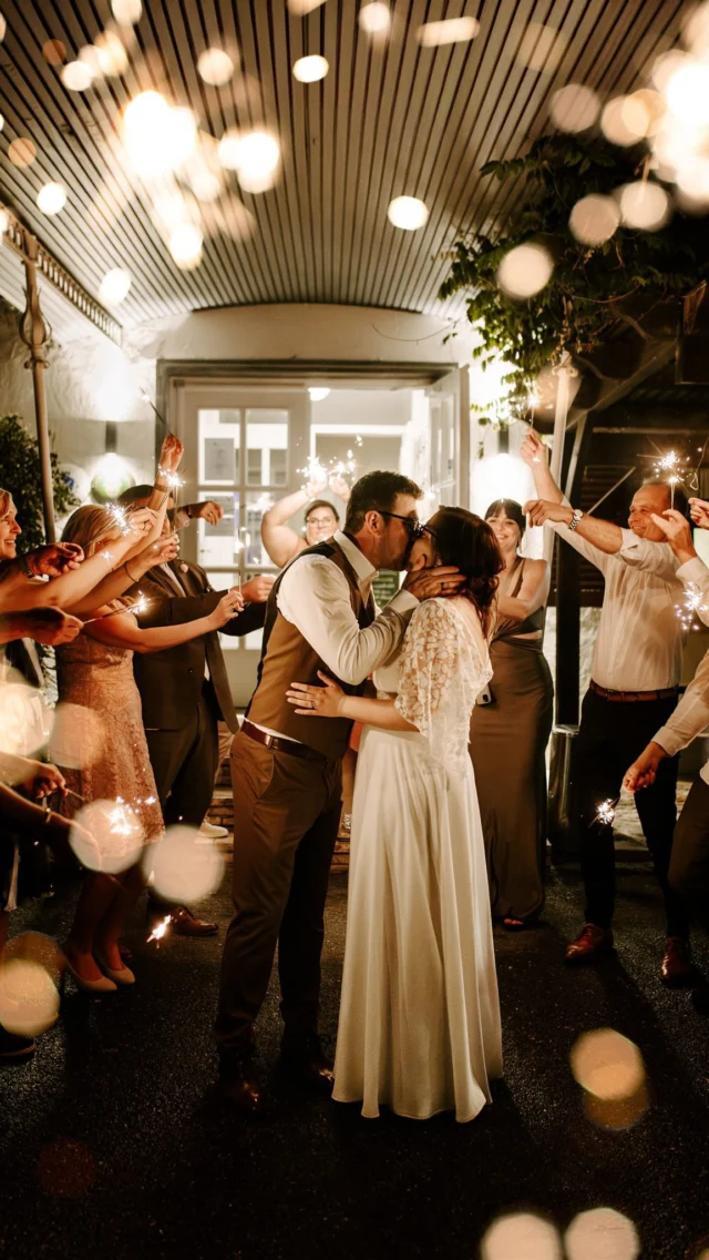 Die traumhafte Hochzeit von D&R mit freier Trauung in der alten Post in Müllheim war voller Liebe, Emotionen und magischer Details. Vom getting ready bis zum Wunderkerzenspalier als funkelnder Abschluss - ich bin dankbar, Teil dieses besonderen Tages gewesen zu sein ✨

Location: @altepost_muellheim 
Styling: @ramonafaller.stylingmanufaktur 
Kleid @noni_mode 
#dearkathie #dearkathiefotografie #hochzeitsfotograf #rheinfelden #lörrach #basel #fotografrheinfelden #fotograflörrach #freiburg #freietrauung #weddingphotographer #canonr6 #altepostmuellheim